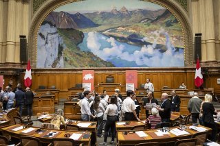 Les 100 Suisses choisis par tirage au sort pour siéger à l'Assemblée citoyenne ont tenu leur dernière séance ce week-end au Palais fédéral. KEYSTONE/ALESSANDRO DELLA VALLE